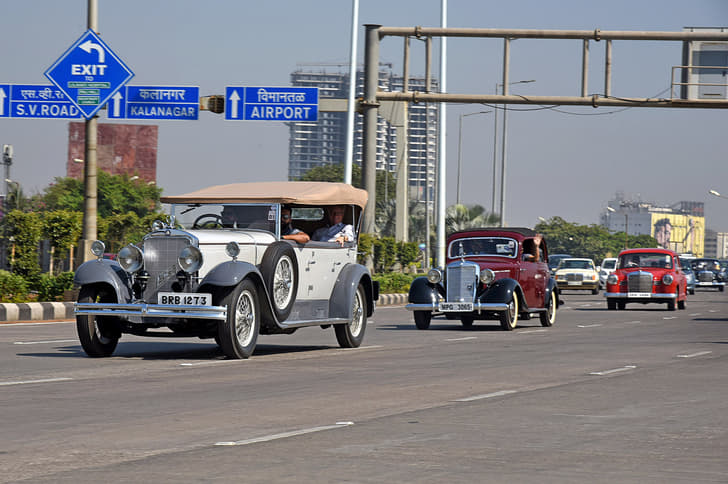 The rally passes the halfway mark and rolls back towards South Mumbai.