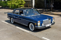 The Mercedes-Benz W115 220D looks brilliant in blue.