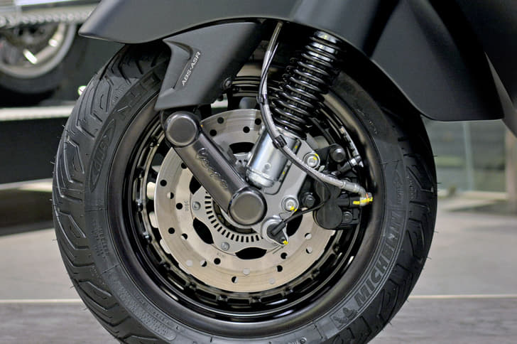 2016 Vespa 946 Emporio Armani image gallery