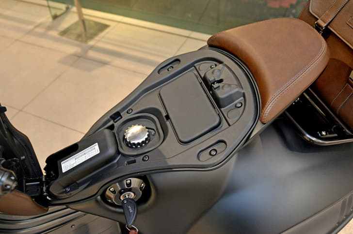 2016 Vespa 946 Emporio Armani image gallery