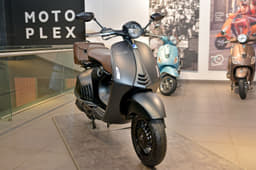 2016 Vespa 946 Emporio Armani image gallery