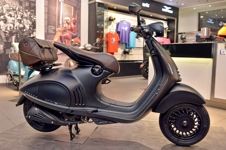 2016 Vespa 946 Emporio Armani image gallery