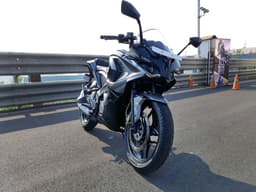 2017 Bajaj Pulsar RS200 image gallery