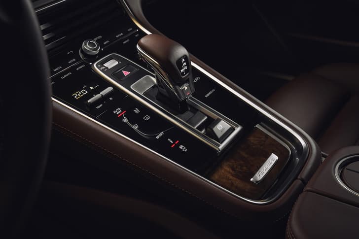 2017 Porsche Panamera Sport Turismo image gallery