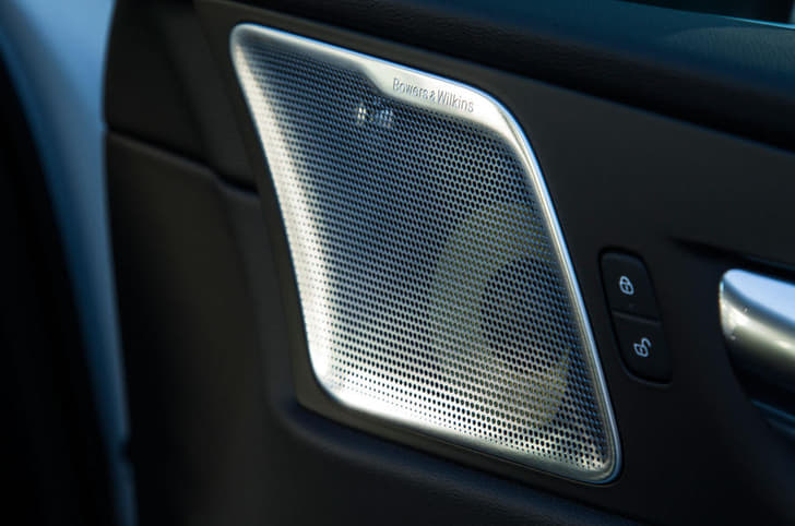 2017 Volvo XC60 image gallery