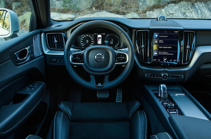 2017 Volvo XC60 image gallery