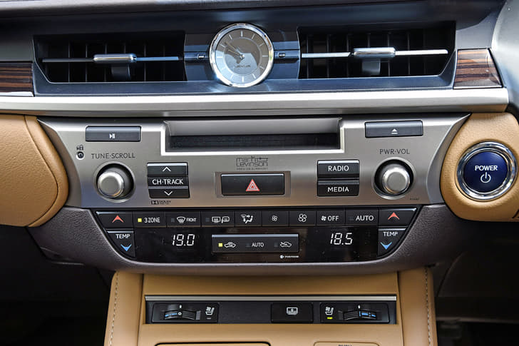 2017 Lexus ES300h image gallery