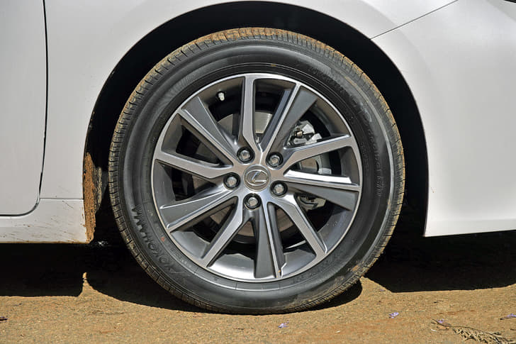 2017 Lexus ES300h image gallery