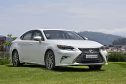2017 Lexus ES300h image gallery