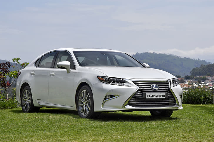 2017 Lexus ES300h image gallery