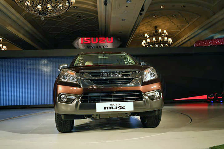 2017 Isuzu MU-X SUV image gallery