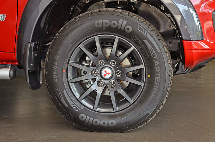 2017 Mitsubishi Pajero Sport Select Plus image gallery