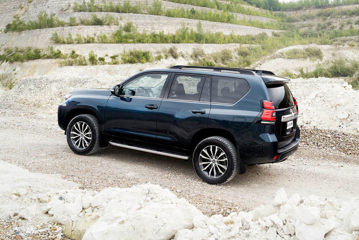 2017 Toyota Land Cruiser Prado image gallery