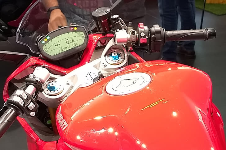 2017 Ducati SuperSport image gallery