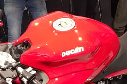 2017 Ducati SuperSport image gallery