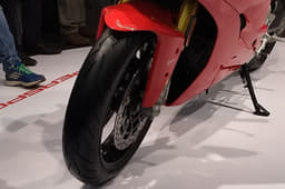 2017 Ducati SuperSport image gallery