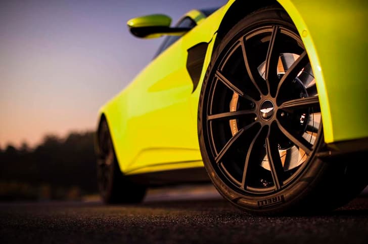 2018 Aston Martin Vantage image gallery