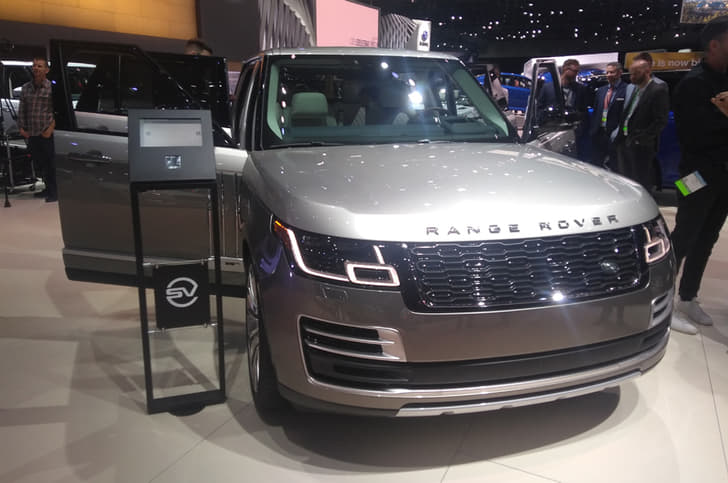Facelifted Range Rover SVAutoiobgraphy.
