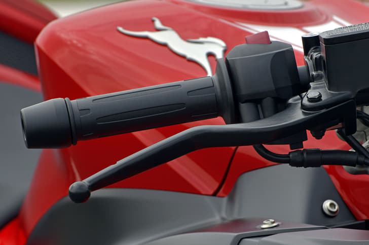 The RR 310's levers are not adjustable but lever feel is still progressive and very good.