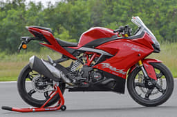 In profile, the Apache RR 310 looks quite similar to TVS' Akula 310 concept that was shown at the 2016 Auto Expo.
