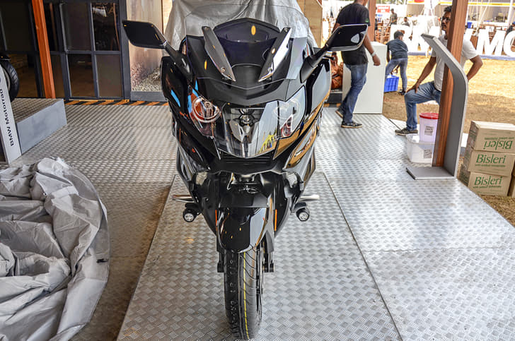 BMW K1600B front view.