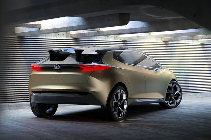 Sharply cut rear doors, sharp rear windscreen rake and a blackened-out roof spoiler lead on from the contrast roof. 