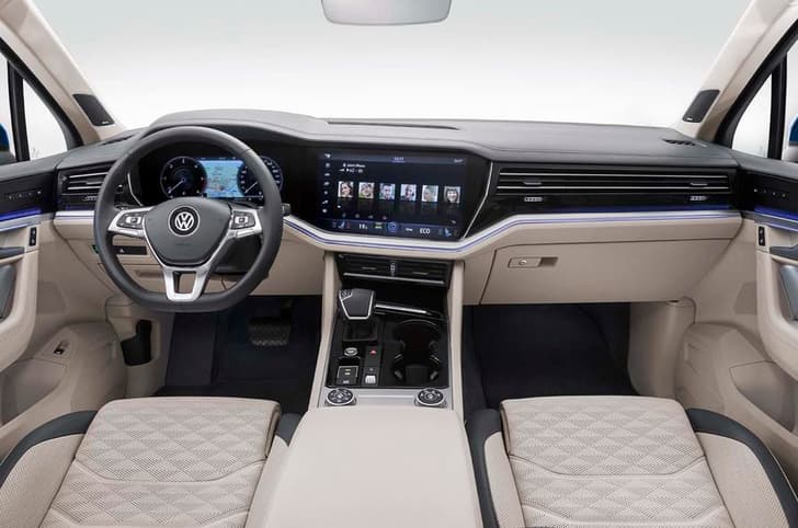 2018 Volkswagen Touareg image gallery