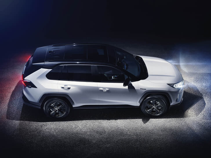 2018 Toyota RAV4 SUV image gallery