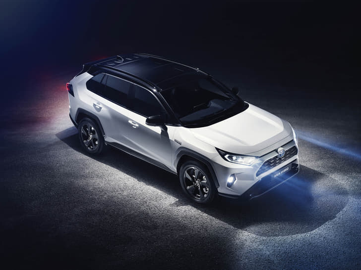 2018 Toyota RAV4 SUV image gallery