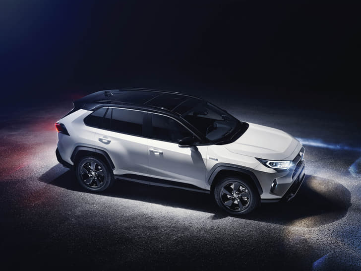 2018 Toyota RAV4 SUV image gallery