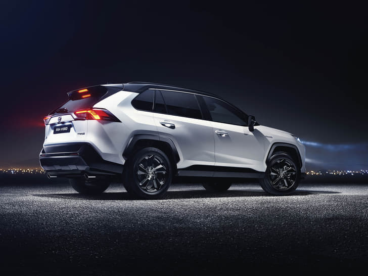 2018 Toyota RAV4 SUV image gallery