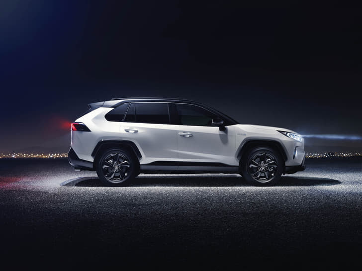 2018 Toyota RAV4 SUV image gallery