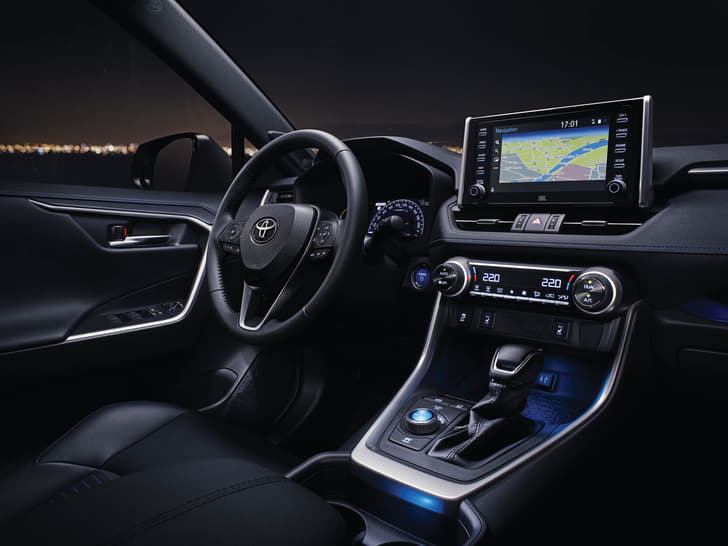 2018 Toyota RAV4 SUV image gallery