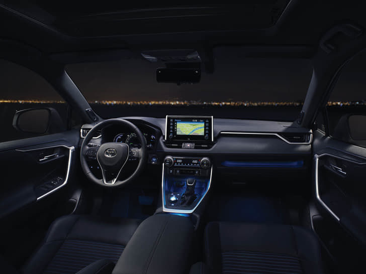 2018 Toyota RAV4 SUV image gallery