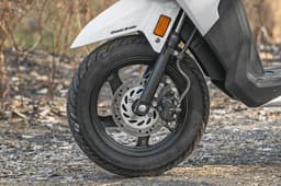 Impressive braking on the Grazia boosted by the CBS (combined braking system). 