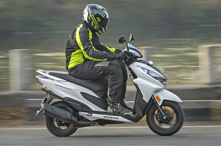 Grazia's riding position is conservative, but the handlebar fouls with your knees during turns. 