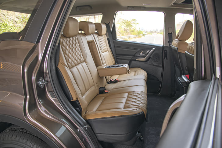 2018 Mahindra XUV500 facelift image gallery