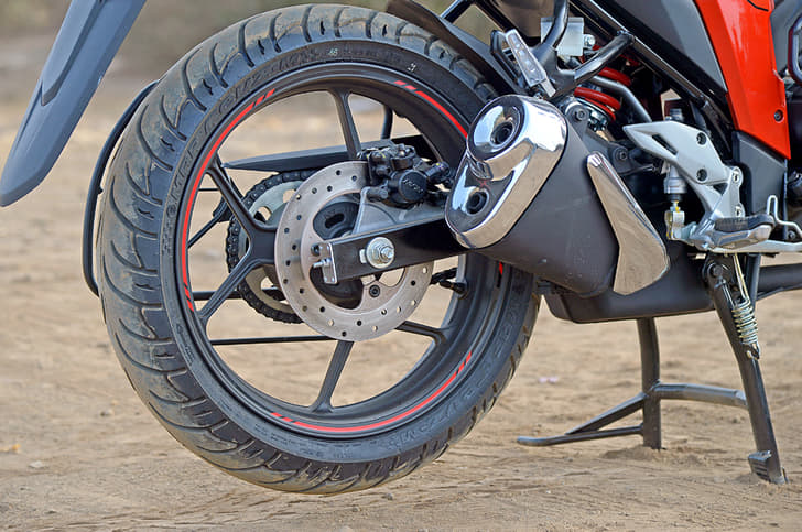 2018 TVS Apache RTR 160 4V vs Suzuki Gixxer SP image gallery