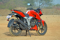 2018 TVS Apache RTR 160 4V vs Suzuki Gixxer SP image gallery