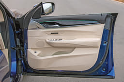 6GT’s frameless windows are sure to grab attention on door opening.