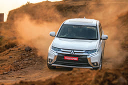 2018 Mitsubishi Outlander image gallery