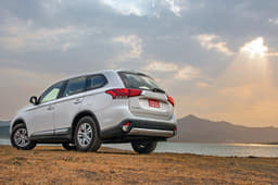 2018 Mitsubishi Outlander image gallery