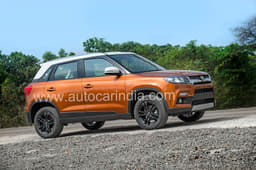 Black-finished 16-inch alloy wheels add to the sporty appeal.