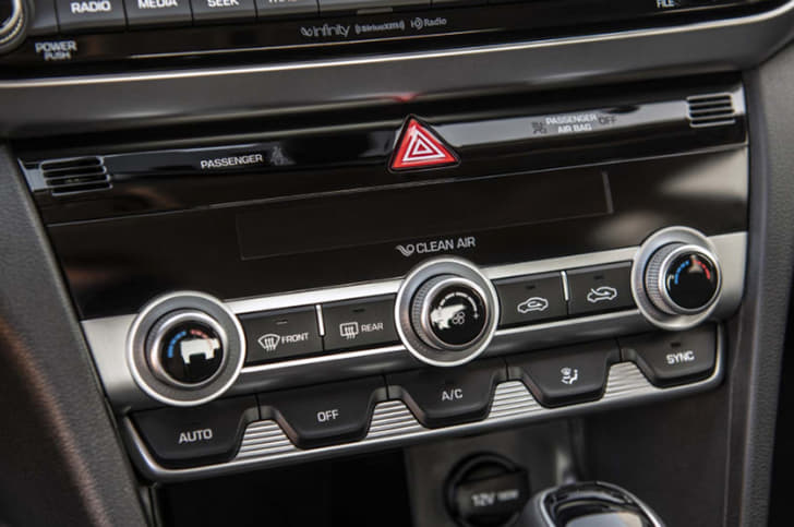 2019 Hyundai Elantra image gallery