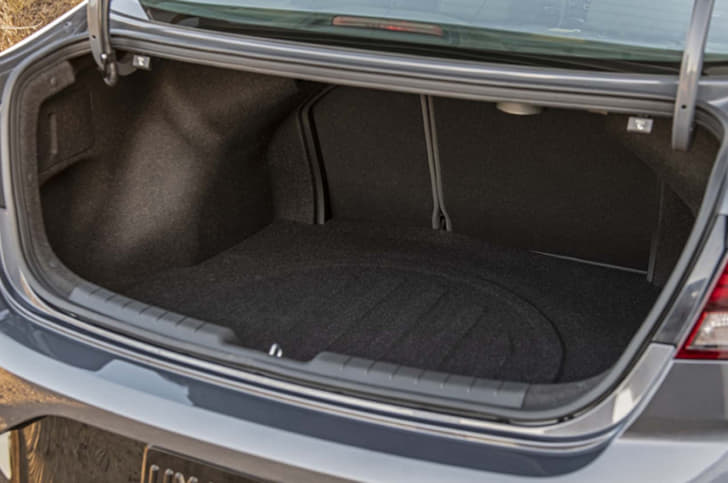 2019 Hyundai Elantra image gallery