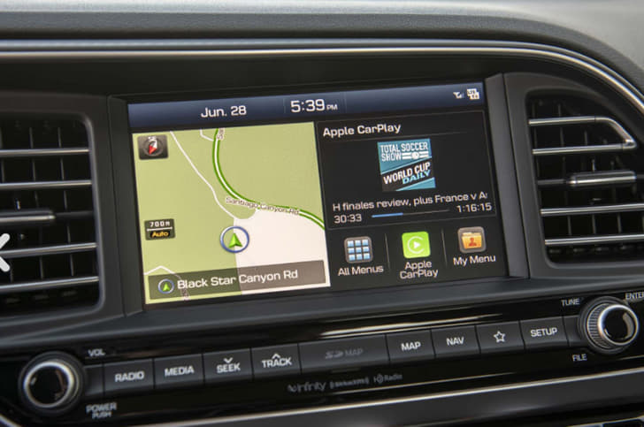 2019 Hyundai Elantra image gallery