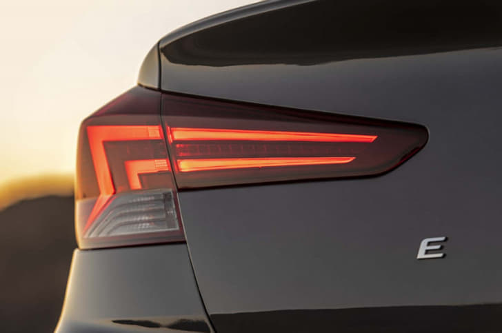 2019 Hyundai Elantra image gallery