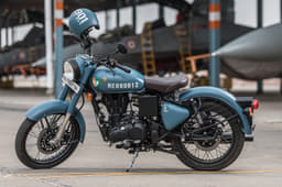 2018 Royal Enfield Classic Signals 350 ABS image gallery