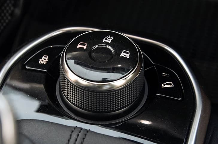 The Harrier sports a segment-first terrain response system with three modes: Normal, Wet and Rough.