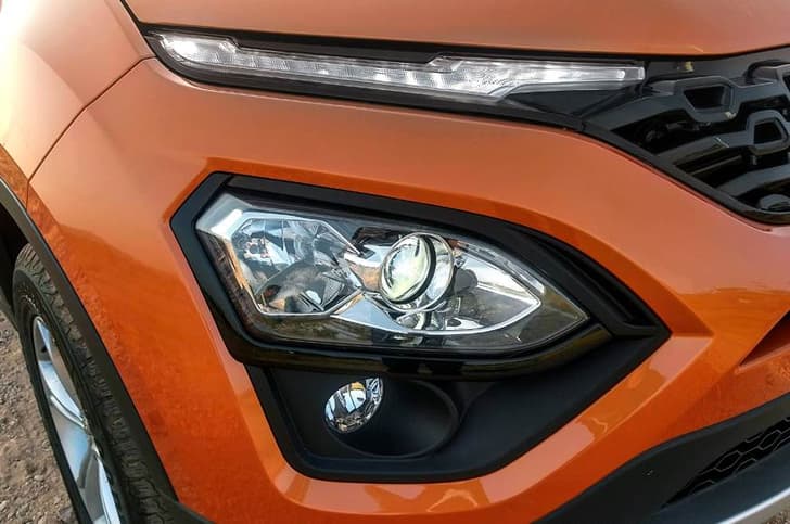 Unique headlamp set-up on the Harrier.